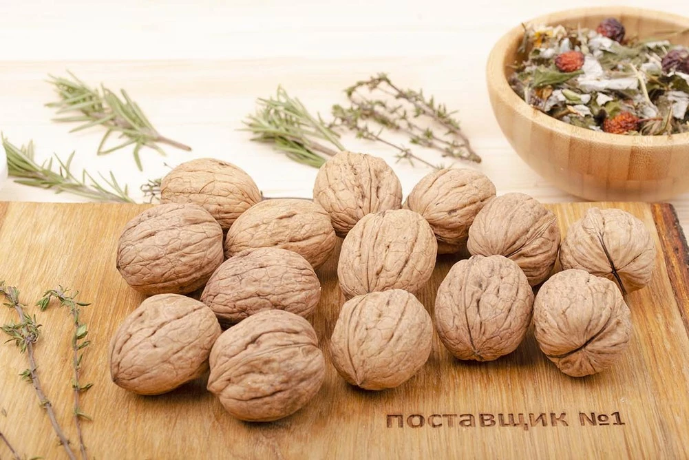 целый грецкий орех