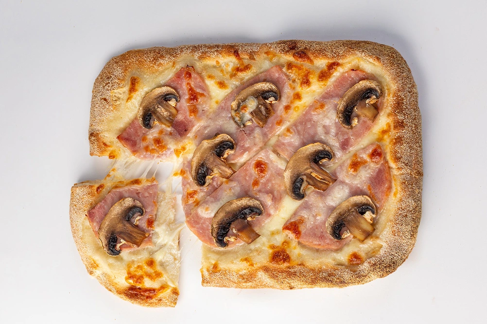 пицца с ветчиной и грибами