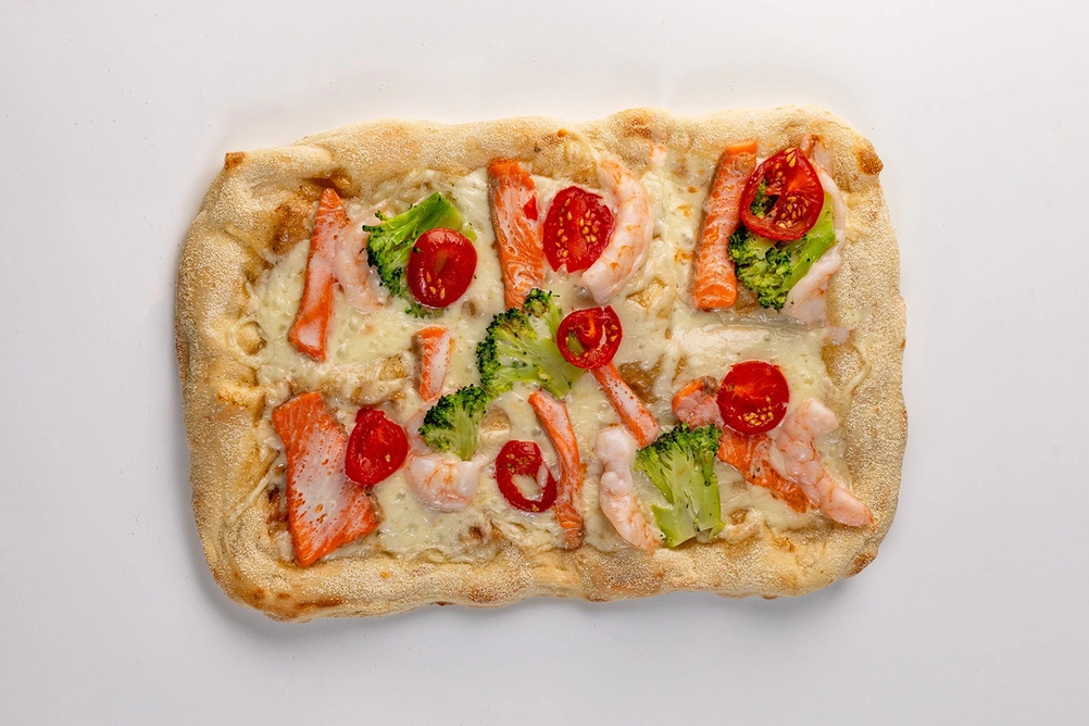 пицца с форелью и креветками