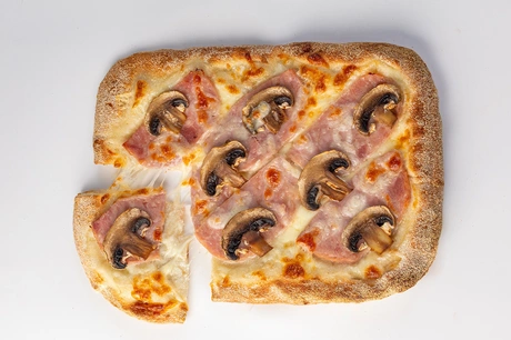 пицца с ветчиной и грибами